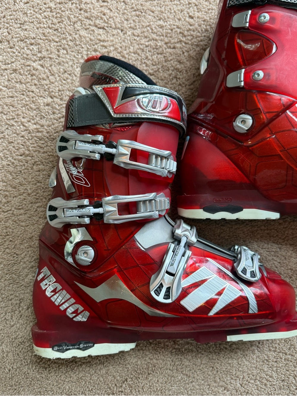 Tecnica Red and Silver Men's Ski Boots with Buckle Closures